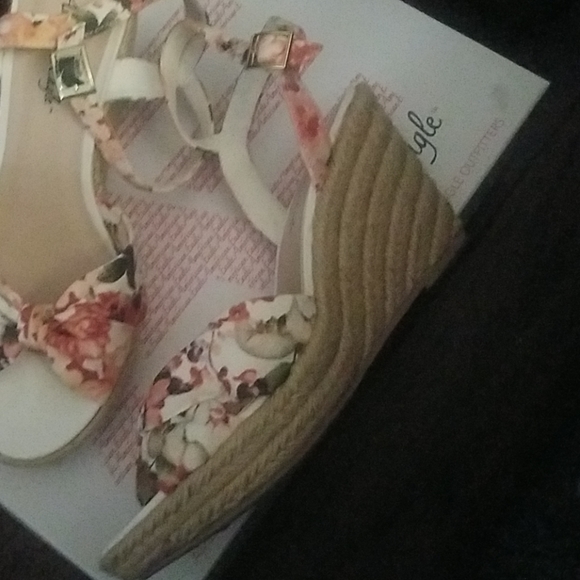 American Eagle Floral wedges - Picture 2 of 2